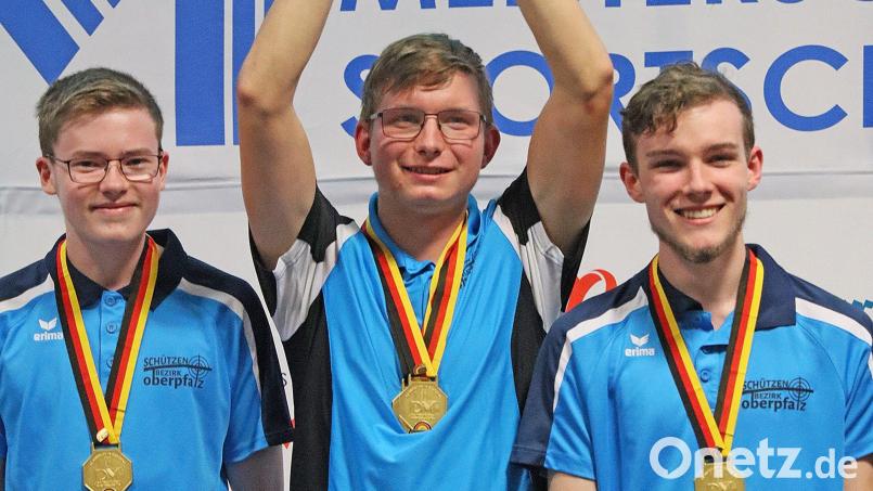 Die Deutschen Mannschaftsmeister der SSG Stiftland in der Disziplin Luftgewehr Junioren: (von links) Luka Preisinger (Burgschützen Flossenbürg), Florian Beer (Linda Mähring) und Raffael Scharnagl (Ringelstein Ottengrün). Bild: Beer/privat