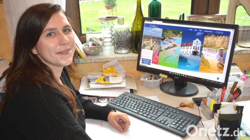 Die 29-jährige Nina Haberzett-Oppl, hier an ihrem Arbeitsplatz im Büro, führt seit Beginn dieses Jahres das Taxi- und Busunternehmen Haberzett. Bild: jr