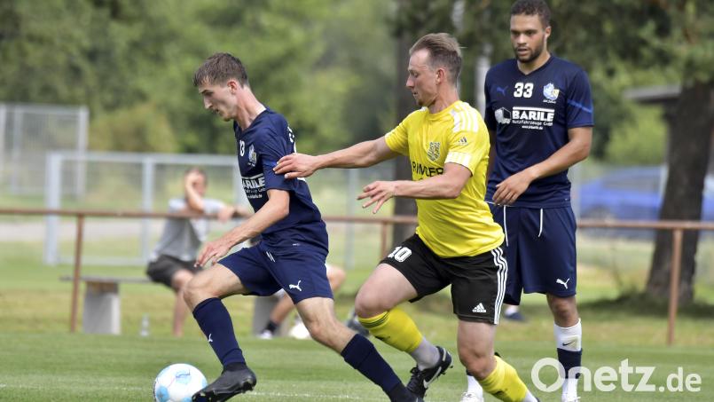Die Vilsecker um Lukas Madl (links) und Coby Holler (rechts) empfangen am Donnerstagabend die SpVgg Willmering-Waffenbrunn. Archivbild: Hubert Ziegler
