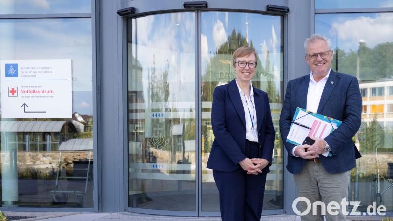 Zum offenen Gespräch treffen sich Oberbürgermeister Andreas Feller und die Geschäftsführerin des Krankenhauses St. Barbara, Janina Philipp, im Schwandorfer Krankenhaus. Bild: Johanna Foitzik/exb