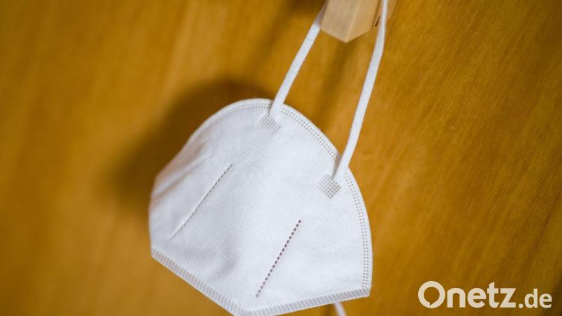 Zwei Männer wegen Verdacht auf Millionenbetrug mit Corona-Schutzmasken vor Gericht. Symbolbild: Daniel Karmann/dpa