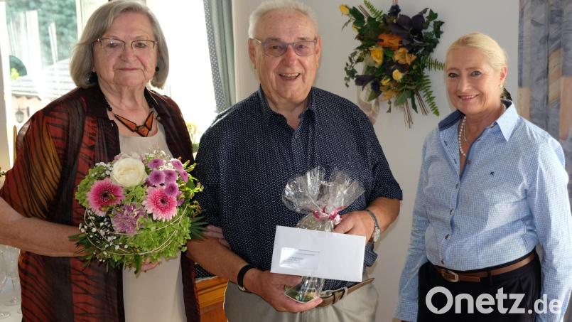 Zur Diamantenen Hochzeit von Maria und Gerhard Strupf gratuliert Zweite Bürgermeisterin Gabi Wittleben (rechts) Bild: mab