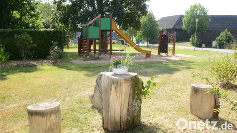 Der Spielplatz im Dorfmittelpunkt Ottenrieths wurde zum Teil mit neuen Geräten ausgestattet. Bild: bey