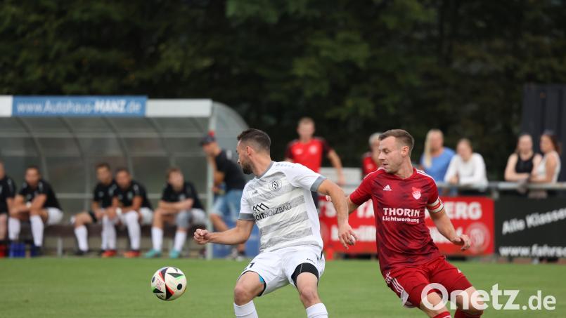 Der Tännesberger André Bertelshofer (gestreiftes Trikot) ist vor Maximilian Herzog am Ball. Am Ende hatte aber die SpVgg die Nase vorne. Bild: Dieter Jäschke