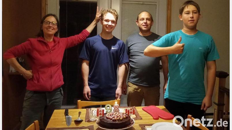 Bei den Gasteltern Tanja und Dodick, mit auf dem Bild Sohn Noah, fühlt sich Laurin Rossmann (Zweiter von links) wohl. Zum Geburtstag hat ihm seine Gastmutter einen Kuchen gebacken. Bild: Laurin Rossmann/exb