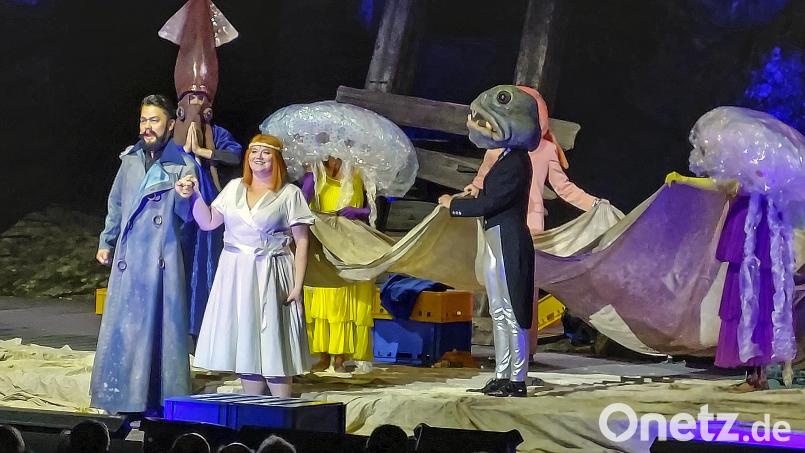 Traum-Hochzeit mit Meeresbewohnern: Senta (Menna Cazel) und der Holländer (Insu Hwang) bei der Premiere auf der Luisenburg. Bild: Kerstin Starke/fph