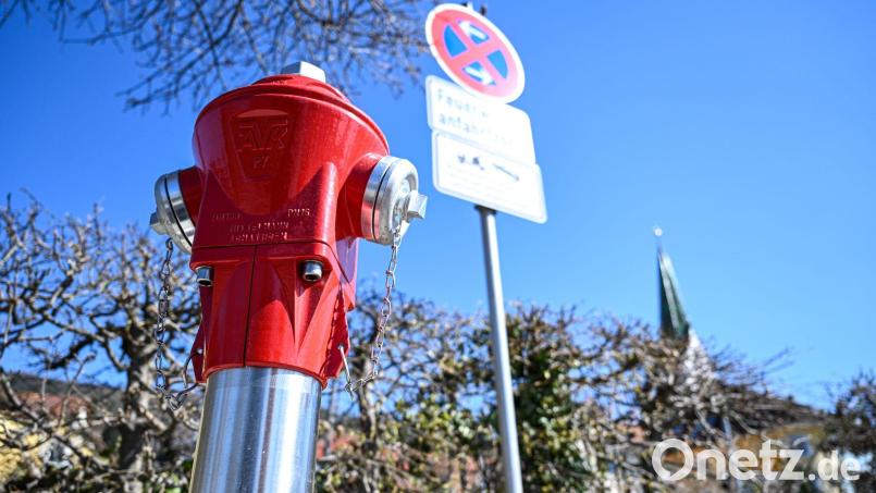 In der St.-Peter-Straße in Tirschenreuth wurde wohl innerhalb der vergangenen zwei Wochen ein Hydrant der Stadtwerke angefahren. Symbolbild: Felix Kästle/dpa