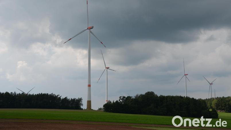 Die Stadt Kemnath möchte an einem generellen Abstand von 1000 Metern zwischen Windkraftanlagen (im Bild bei Schwarzach/Stadt Creußen) und Wohnbebauung festhalten. Bild: ak