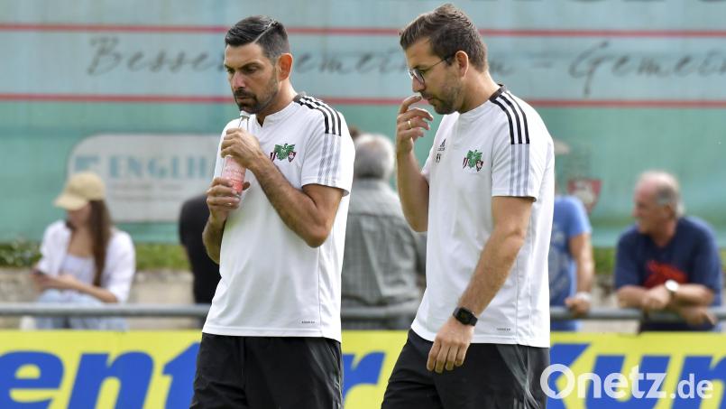 Die Ammerthaler Trainer Serdal Gündogan (links) und Florian Schlicker sind derzeit etwas ratlos ob der teilweise laschen Auftritte ihrer Spieler. Bild: Hubert Ziegler