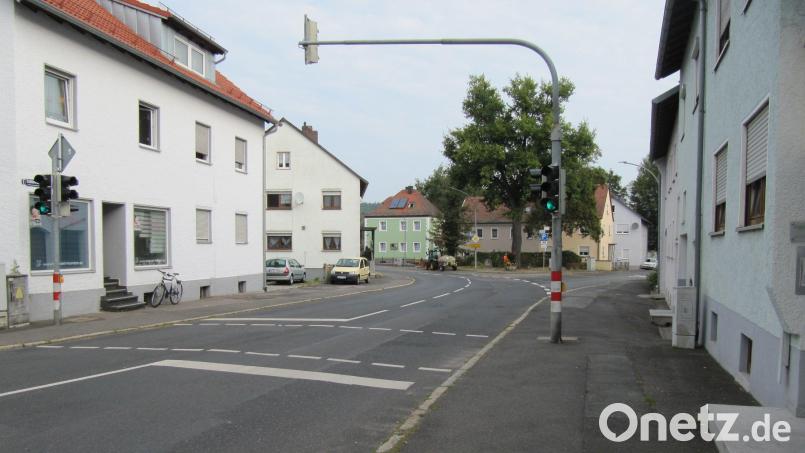 Der Hirschauer Bauausschuss befasst sich mit der Frage, ob auf mehreren breiteren Gehsteigbereichen am Anfang der Schönbrunner Straße künftig legales Parken möglich sein soll. Bild: fg
