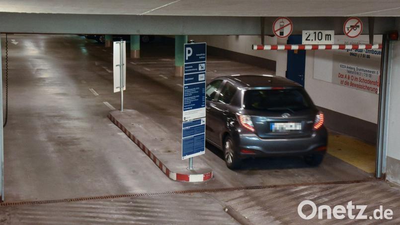 Die Tiefgarage am Kurfürstenbad in Amberg hat nun auch eine automatische Kennzeichenerkennung. Nebeneffekt ist, dass die Besucher des Bads keine Karte mehr bekommen, die sie am Schalter entwerten lassen können und nun fürs Parken zahlen müssen. Das sorgt für Unmut. Bild: Stephan Huber