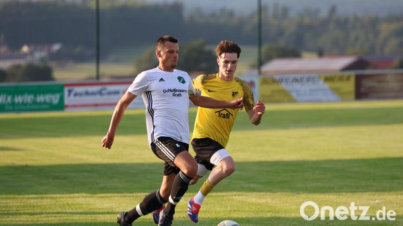 Fabian Mark (links, Szene aus der Partie gegen den SV Kulmain) und der TSV Reuth empfangen bereits am Freitagabend als Spitzenreiter der Kreisliga Nord den Aufsteiger SC Eschenbach. Archivbild: Dieter Jäschke