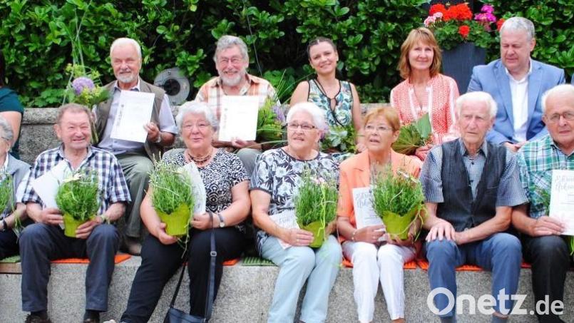 Der Verein für Gartenbau und Ortsverschönerung Lintach ehrt seine Jubilare (hinten, von links): die Jubilare Tanja Saller, Walter Jokiel und Otto Meier, Vorsitzende Melanie Günther, Mandy Göbl, Landrat Richard Reisinger, Bürgermeister Alwin Märkl und Kreisfachberater Markus Fuchs; vorn (von links): die Gründungsmitglieder: Brigitte Schneider, Margarete Forster, Franz Rehaber, Resi Fritsche, Marianne Hassler, Anna Gebhard, Philipp Schwab und Albert Wendl sowie Kreisfachberaterin Michale Basler. Bild: Alfred Schorner