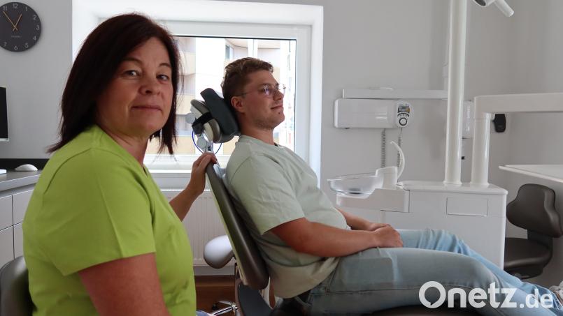 Zahlärztin Sybille Hümmer beobachtet einen IT-Experten beim Testen des Behandlungsstuhls. Bild: Kunz