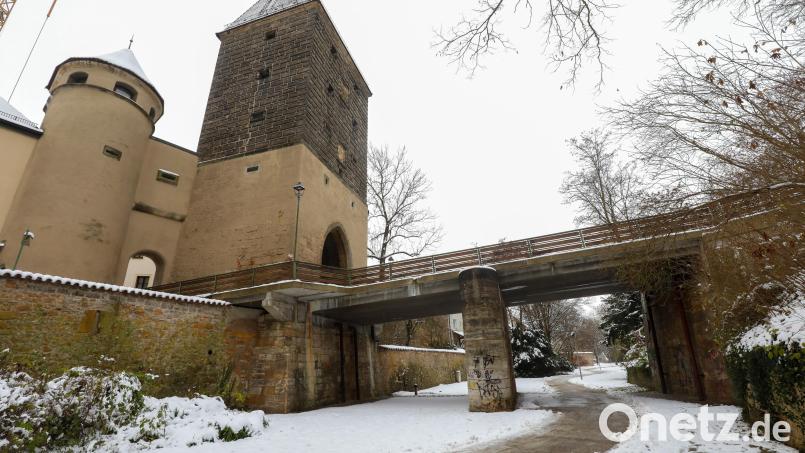 Die Brücke über den Stadtgraben vor dem Ziegeltor soll möglichst neu gebaut werden. Die Schäden sind für eine Sanierung wohl bereits zu groß. Bild: Wolfgang Steinbacher