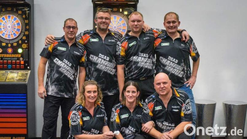 Die Champions-League-Mannschaft der Dartfreunde Eslarn mit Chriss Glonner (stehend von links), Danijel Lukic, Vaclav Schieferndecker und Hans-Jürgen Bauer, sowie Michaela Mc Clain (vorne von links), Carina Zelt und Peter Schnupfhagn. Bild: gz