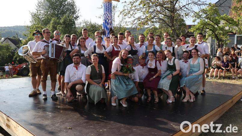 Das neue Oberkirwapaar in Schwend, Annalena Söhnlein und Laurenz Huber (vordere Reihe, Dritte und Vierter von links) im Kreise aller Moila und Burschen sowie der Roum-Boum, die zum Austanzen gespielt hatten. Bild: Kirwagemeinschaft Schwend