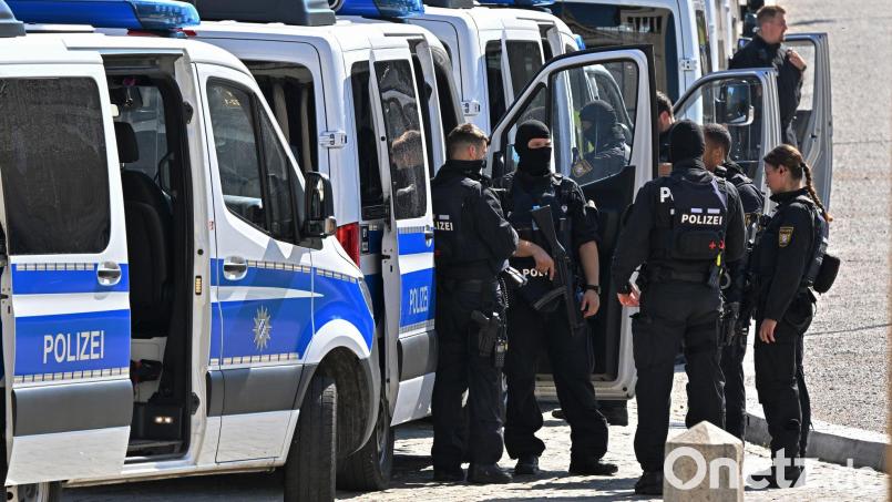 Zahlreiche Polizisten, darunter auch Spezialkräfte, waren in der Münchner Innenstadt im Einsatz. Bild: Peter Kneffel/dpa