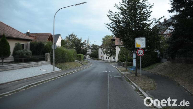 Zur Erhöhung der Verkehrssicherheit für Schulkinder werden auf dem Weg zum Schulzentrum weitere Maßnahmen, wie Ausweitung der Tempo-30-Zone, Geschwindigkeitsmessungen, Querungshilfen und Bemalung des Fahrbahnbelages, geprüft. Bild: ak