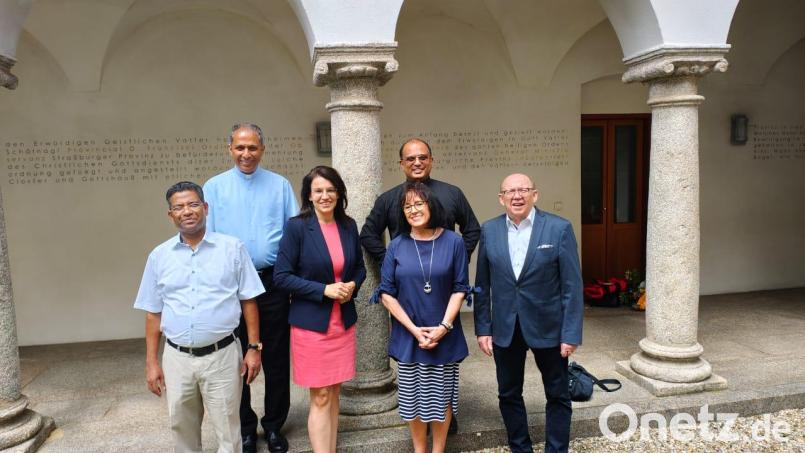 Bundestagsabgeordnete Martina Englhardt-Kopf (Dritte von links) würdigte die Unterstützung von Pater Georg (links), des Vizepräsidenten Pater Th. Bobby Emprayil und der Organisatorin Monika Kraus sowie von Klaus Summer (rechts) für das Vinzentiner Hilfswerk. Bild: Herbert Rohrwild/exb