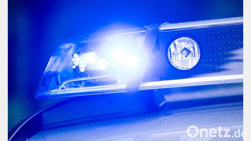 Die Polizei Amberg sucht Zeugen zu einer Unfallflucht. Symbolbild: Lino Mirgeler/dpa