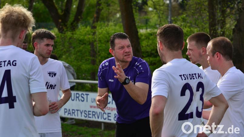 Die Spieler des TSV Detag Wernberg hören ihrem Trainer Tom Gietl (Dritter von links) in dieser Saison wohl ganz genau zu. Bild: ham