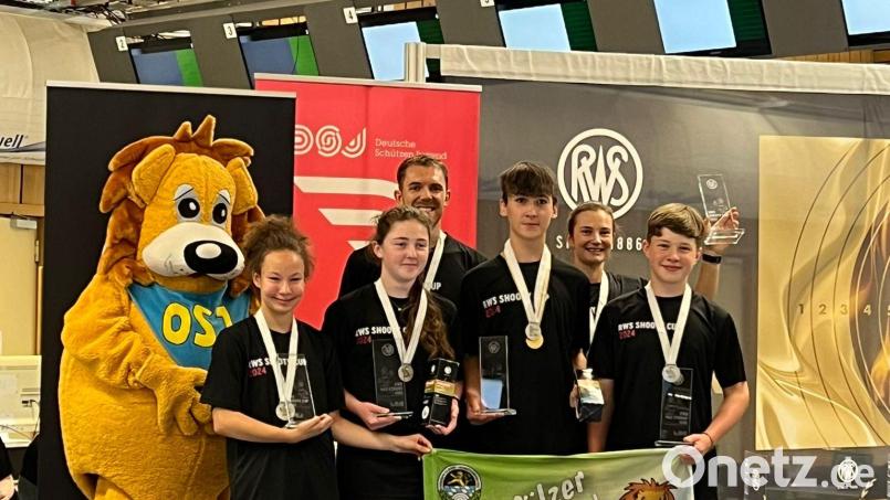 Die Oberpfälzer Abordnung beim „RWS Shooty-Cup“ bei der Siegerehrung:
Fiona Merkl, Stella Schieder, Andreas Rohse und Nico Schürger (vorne von links), hinterhalb die Nationalkaderschützen Maximilian Dallinger und Sandra Reitz.
senreuth. Bild: rwo