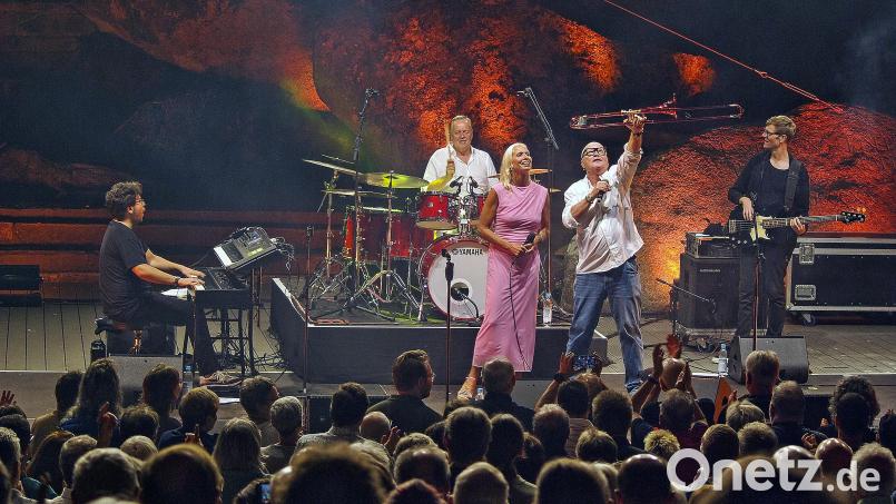 Mit Riesenspaß bei der Sache: Simon Oslender Wolfgang Haffner, Viktoria Tolstoy, Nils Landgren und Thomas Stieger (von links) bei ihrem Konzert auf der Luisenburg. Bild: Gerd Pöhlmann/fph