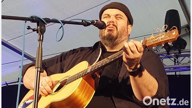 Lieder mit Spaß, aber auch Wehmut in der Stimme: Sänger und Gitarrist Mathias Kellner bei seinem Auftritt beim Zelt-Kultur-Festival in Schwandorf. Bild: Amann
