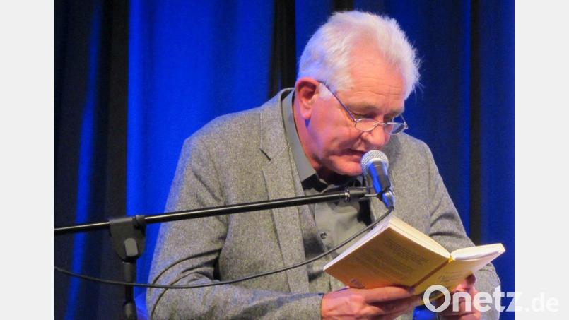 Bernhard Setzwein stellt in Schönsee seinen aktuellen Roman „Kafkas Reise durch die bucklige Welt“ vor. Archivbild: aks