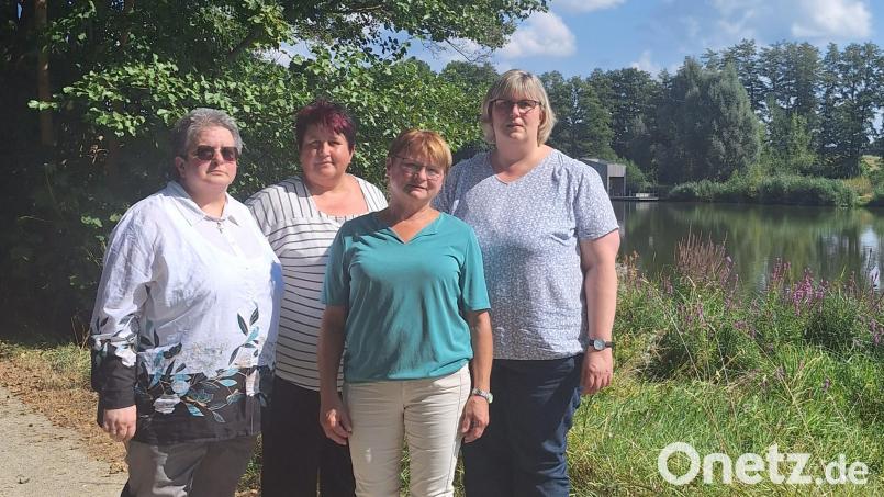 Sie stehen hinter dem Trauertreff in Waldsassen: (von rechts) Gabriele Schicker, hauptamtliche Koordinatorin des ambulanten Hospizdienstes der Caritas Tirschenreuth, Monika Schmid, Monika Grötsch, Quartiersmanagerin von &quot;Leben Plus&quot; Waldsassen, und Carmen Roose. Bild: Monika Grötsch/exb