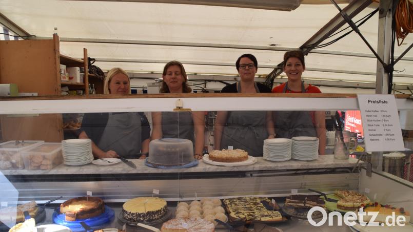 Bestens gerüstet sind die Damen von der Familiengemeinschaft für den Ansturm auf das Kuchenbuffet. Bild: swo