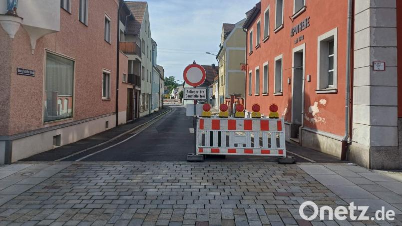 Seit 15. April 2024 ist die Georg-Schiffer-Straße in Hirschau wieder Baustelle. Der Teer wird entfernt, die Straße gepflastert. Das Schuhgeschäft Meyer hatte seinen Eingang in die Hauptstraße verlegt und an der Georg-Schiffer-Straße ein Schaufenster. Seit 1999 ist es leer. Bild: u
