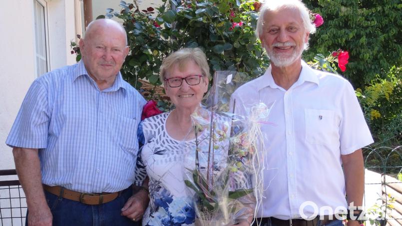 Franz und Margareta Lang haben Diamantene Hochzeit gefeiert. Zweiter Bürgermeister Norbert Mitlmeier gratulierte im Namen der Gemeinde und des Landkreises. Bild: Norbert Mitlmeier