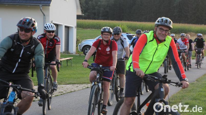 Die Montagsradler der DJK Falkenberg in voller Fahrt, vorne mit dem hellen Trikot Spartenleiter Christian Gleißner. Bild: kro