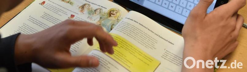 Die Grundschüler in Etzenricht nehmen wieder die Schulbücher zur Hand. Symbolbild: Carmen Jaspersen/dpa