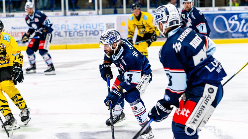 Der Amerikaner Tommy Muck (Mitte) ist derzeit der einzige spielfähige Importspieler bei den Blue Devils Weiden. Archivbild: Elke Englmaier