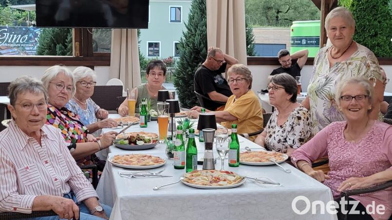 Die letzte Aktion der Siedlerfrauen war ein Pizzaessen nach dem Serenadenbesuch in Neustadt. Gudrun Horch (stehend) führt derzeit die Damenriege an. Bild: sei