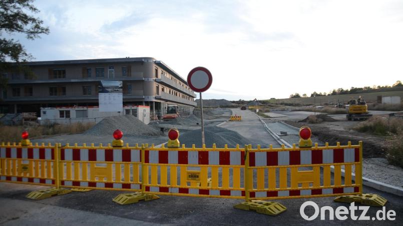 Die neue Straßenverbindung zwischen der Bad- und der Berndorfer Straße bleibt bis Dezember weiter gesperrt. Bild: ak