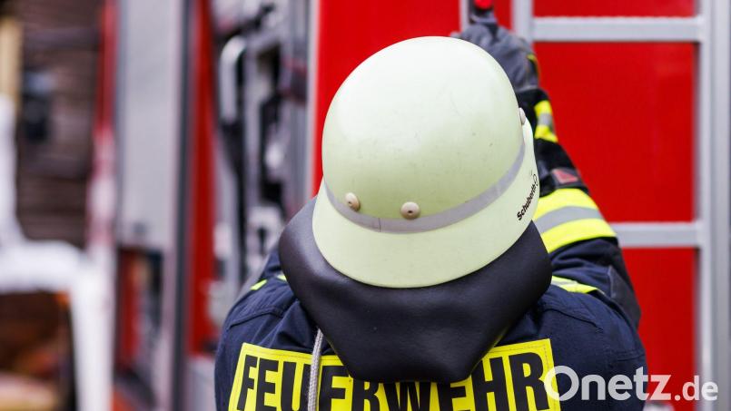 Die Feuerwehr löschte in Regenstauf einen brennenden Wohnwagen. Der Bewohner erlitt eine Rauchgasvergiftung. Symbolbild: Philipp von Ditfurth/dpa