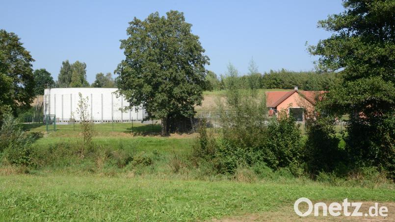 Die Kläranlage des Marktes Eslarn mit der markanten Tropfkörperanlage (links) ist in die Jahre gekommen. Die Diskussionen um den Neubau an der gleichen Stelle bestimmten auch die Bürgerversammlung. Bild: bey