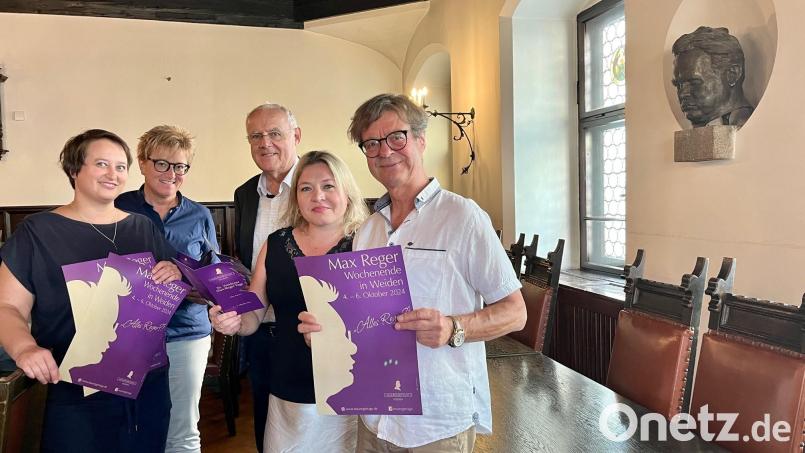 Das Organisationsteam rund um Kulturamtsleiterin Sabine Guhl (Zweite von links) und Bürgermeister Lothar Höher (Mitte) präsentiert stolz das Programm der diesjährigen Max-Reger-Tage. Bild: Gabi Schönberger