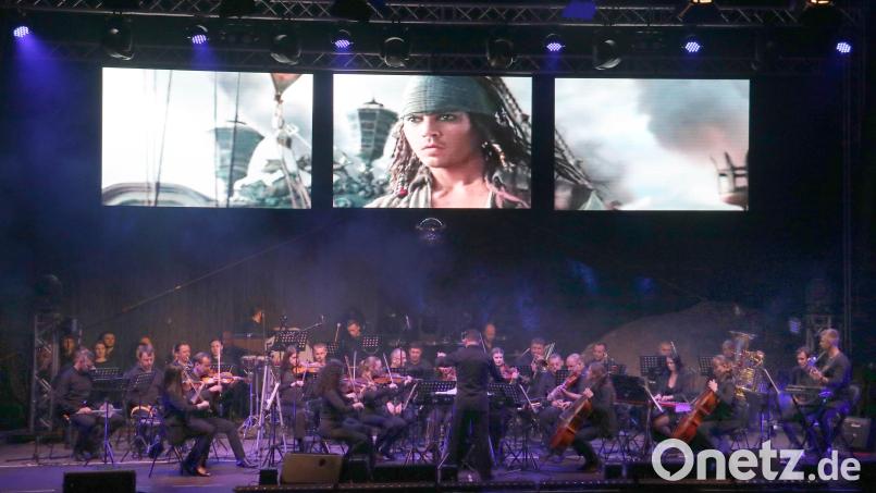 Das National State Orchestra of Ukraine präsentierte am Mittwochabend auf der ausverkauften Luisenburg, unterstützt von Video-Einspielungen wie hier aus &quot;Fluch der Karibik&quot;, die Vielfalt der Musik des Komponisten Hans Zimmer. Bild: Andrea Herdegen