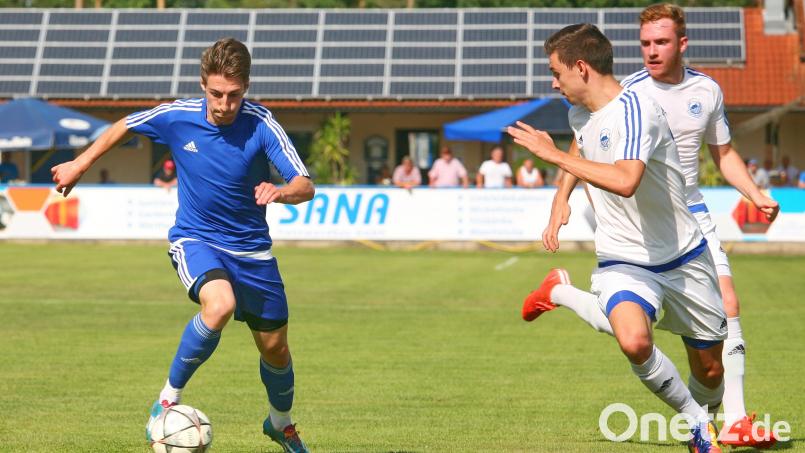 2017 trug Andre Klahn (links) noch das Trikot des SV Etzenricht. Als Trainer des TSV Tännesberg kehrt er am Samstag zu seinem Ex-Verein zurück. Bild: war