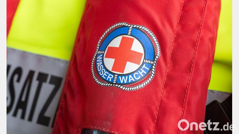Wasserwacht, Feuerwehr und Polizei waren schon am Freitagabend mit einem Großaufgebot im Einsatz. (Symbolbild) Bild: Peter Kneffel/dpa