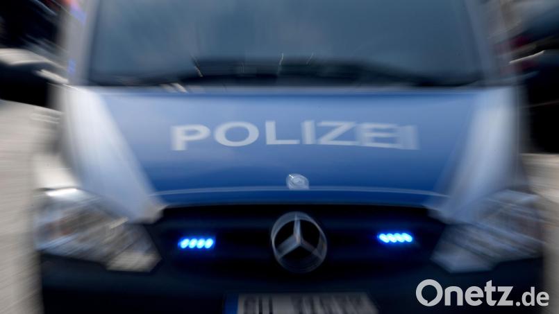 Polizei, Feuerwehr und THW mussten am Mittwoch eine 33-Jährige befreien, die mitten in der Nacht in einer Bank eingeschlossen war. Symbolbild: Carsten Rehder/dpa