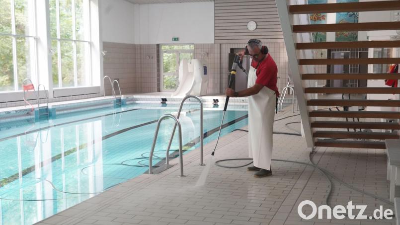 Am 10. September sollen die kreiseigenen Hallenbäder wieder geöffnet werden. Franz Reindl steckt im Kemnather Hallenbad mitten in den Reinigungsarbeiten. Bild: kaz