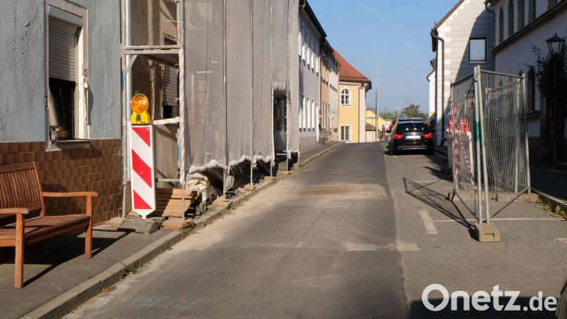 Die Einbahnstraße von der Abzweigung der Plößberger Straße (Staatsstraße 2181) bis in Höhe der Synagoge (siehe Bild im Hintergrund) ist für den Fahrverkehr wieder frei. Bild: le