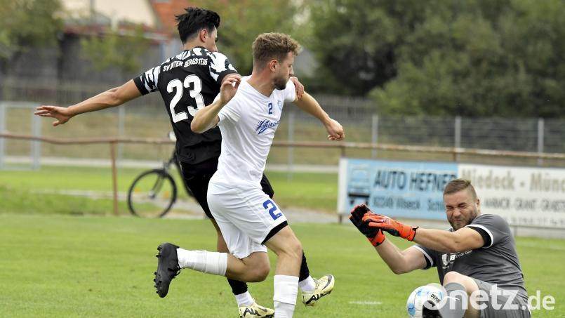 Augen zu und durch: Torhüter Maximilian Heller (rechts) vom FV Vilseck kann sich in dieser Szene den Ball vor Anil Kilic (links) vom SV Inter Bergsteig Amberg schnappen, während Mannschaftskollege Felix Zislsperger (Zweiter von links) abschirmt. Inter Bergsteig siegte mit 3:0. Bild: Hubert Ziegler