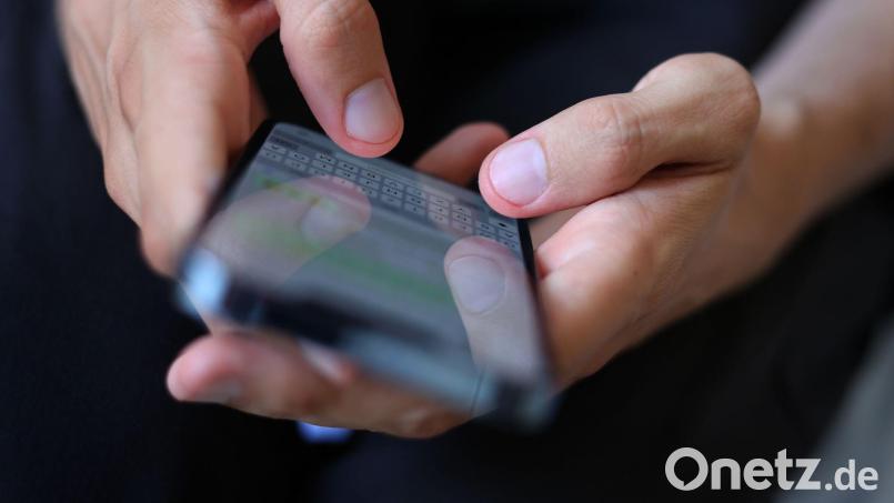 Ein US-Amerikaner verlor am Sonntagmorgen sein Smartphone. Die Polizei startete eine Suche. Symbolbild: Karl-Josef Hildenbrand/dpa